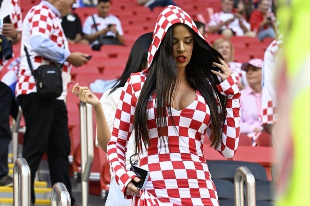 Cea mai hot suporteră de la Mondialul din Qatar, apariție răvășitoare de Ziua Femeii. Cu greu putea găsi lenjerie mai provocatoare_95