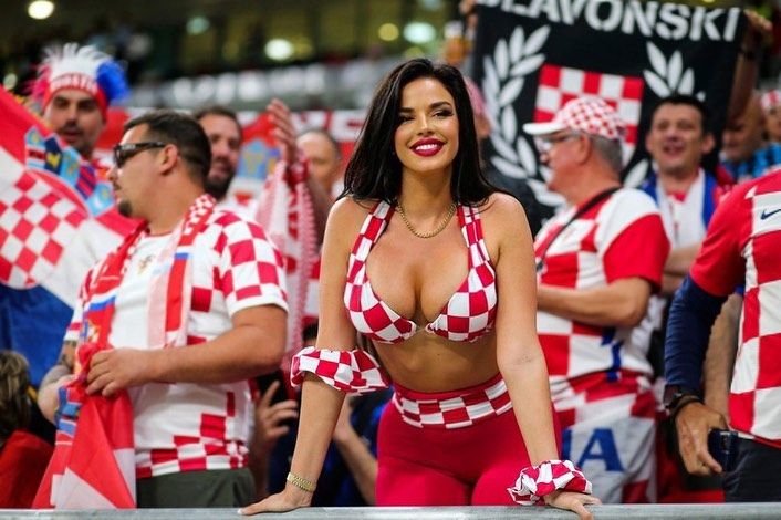 Cea mai hot suporteră de la Mondialul din Qatar, apariție răvășitoare de Ziua Femeii. Cu greu putea găsi lenjerie mai provocatoare_112