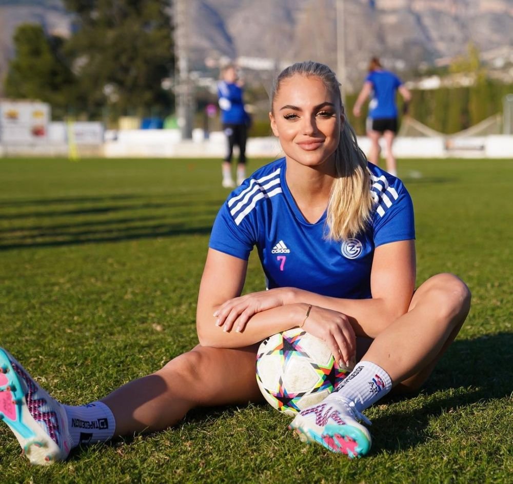 Lovitură teribilă pentru cea mai frumoasă fotbalistă din lume. A ieșit în lacrimi de pe teren, după o accidentare: 