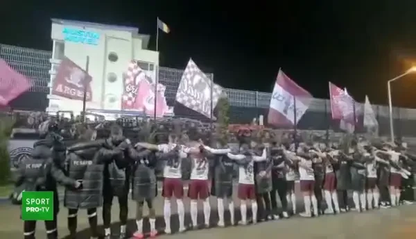 Jucătorii rapidiști, la finalul meciului cu Farul Constanța, alături de galerie