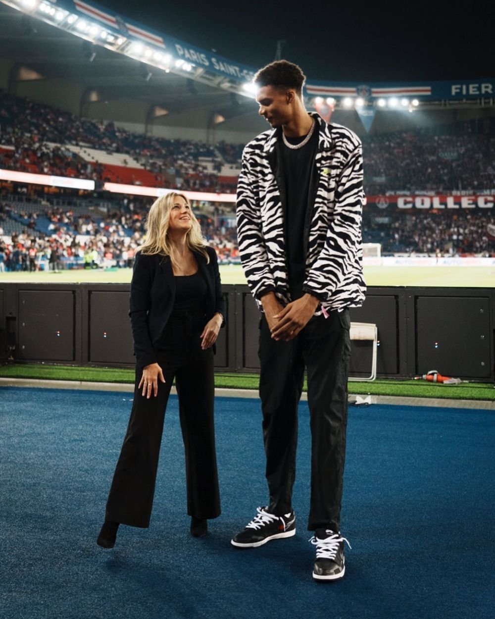 Ea este ziaristă de casă a lui PSG! Cine este frumoasa jurnalistă care face interviuri cu Lionel Messi sau Kylian Mbappe