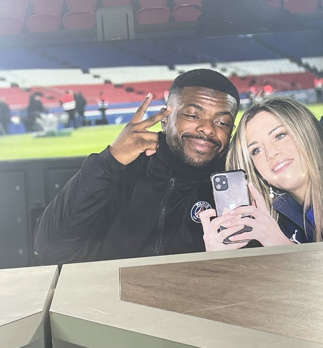 Ea este ziaristă de casă a lui PSG! Cine este frumoasa jurnalistă care face interviuri cu Lionel Messi sau Kylian Mbappe_4