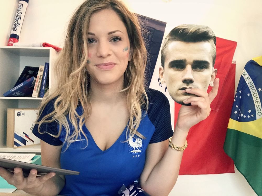 Ea este ziaristă de casă a lui PSG! Cine este frumoasa jurnalistă care face interviuri cu Lionel Messi sau Kylian Mbappe_9