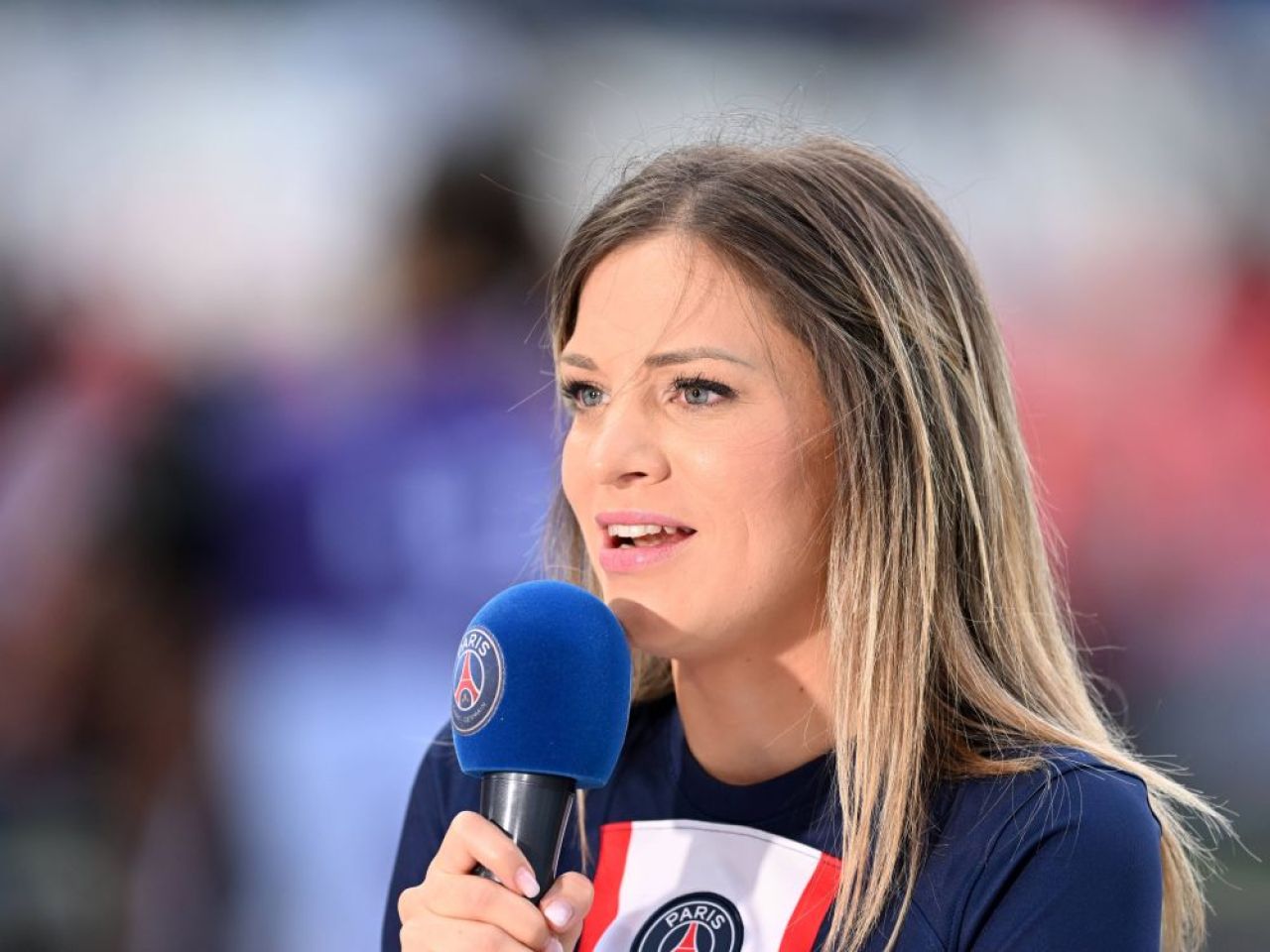 Ea este ziaristă de casă a lui PSG! Cine este frumoasa jurnalistă care face interviuri cu Lionel Messi sau Kylian Mbappe_13