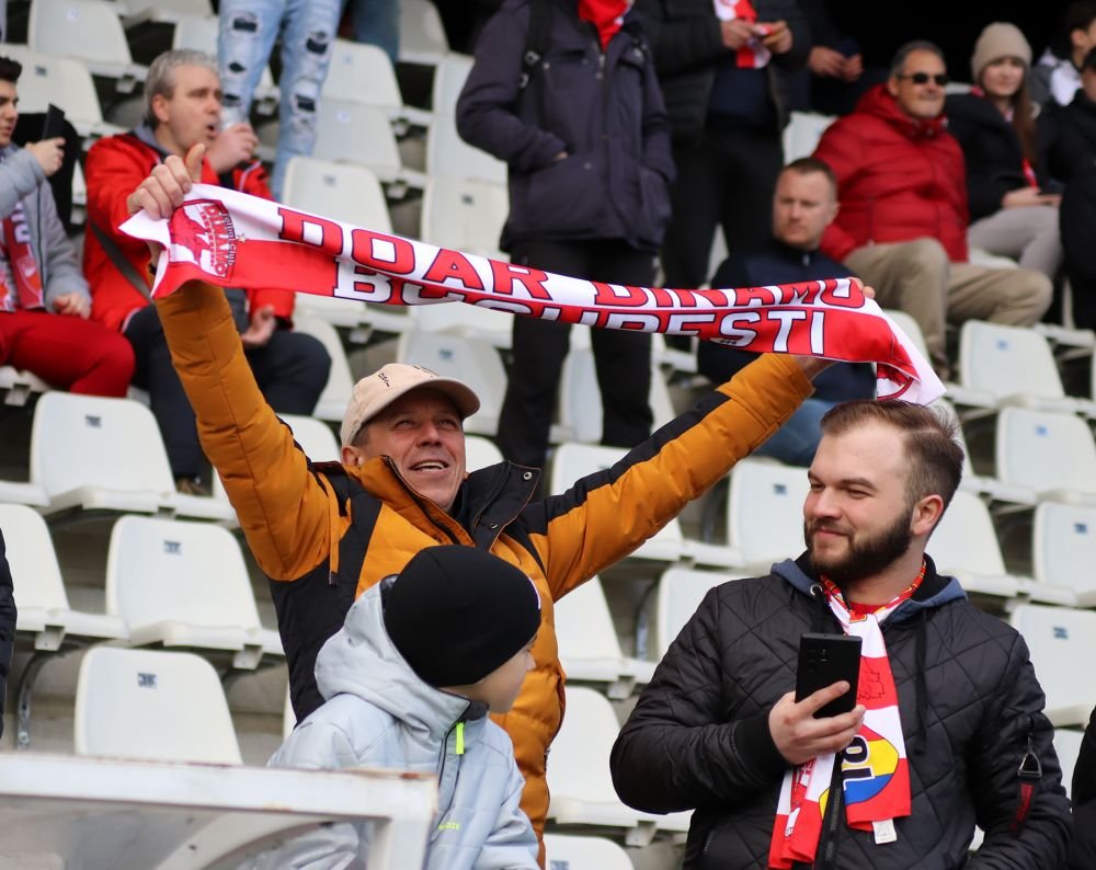 Dinamo - Poli Timișoara 1-1 și ”câinii” lui Ovidiu Burcă sunt în play-off după un thriller pe ”Arcul de Triumf”! Fanii au aruncat cu scaune pe teren_11