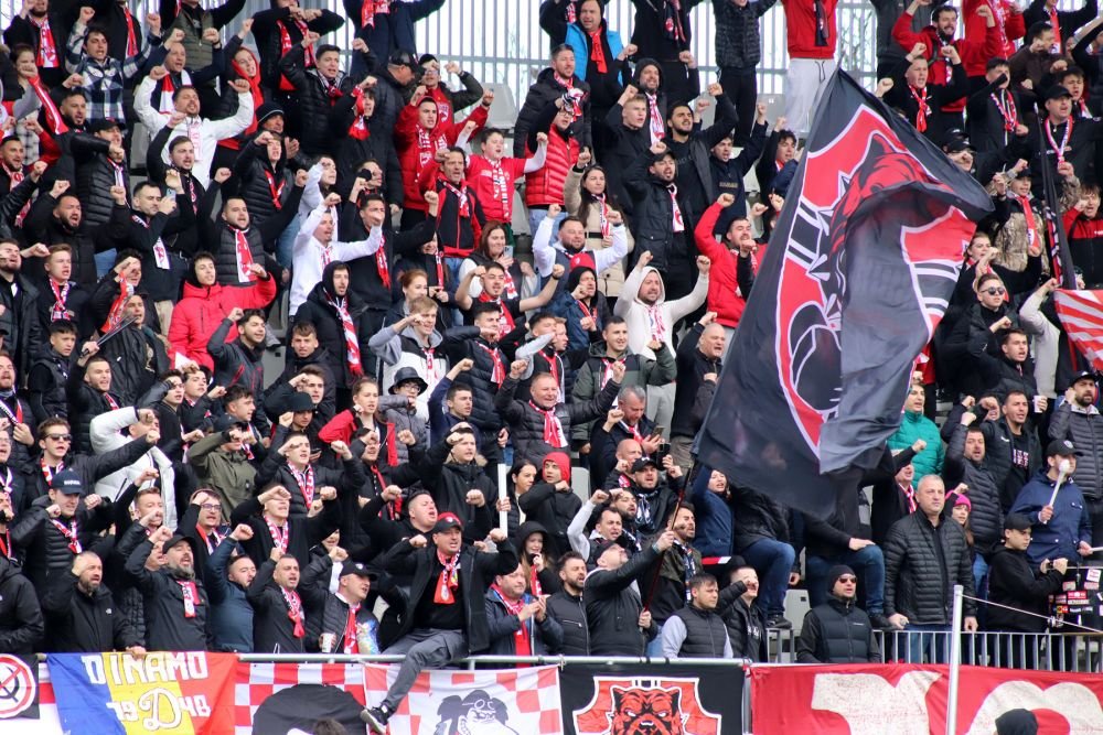 Dinamo - Poli Timișoara 1-1 și ”câinii” lui Ovidiu Burcă sunt în play-off după un thriller pe ”Arcul de Triumf”! Fanii au aruncat cu scaune pe teren_15