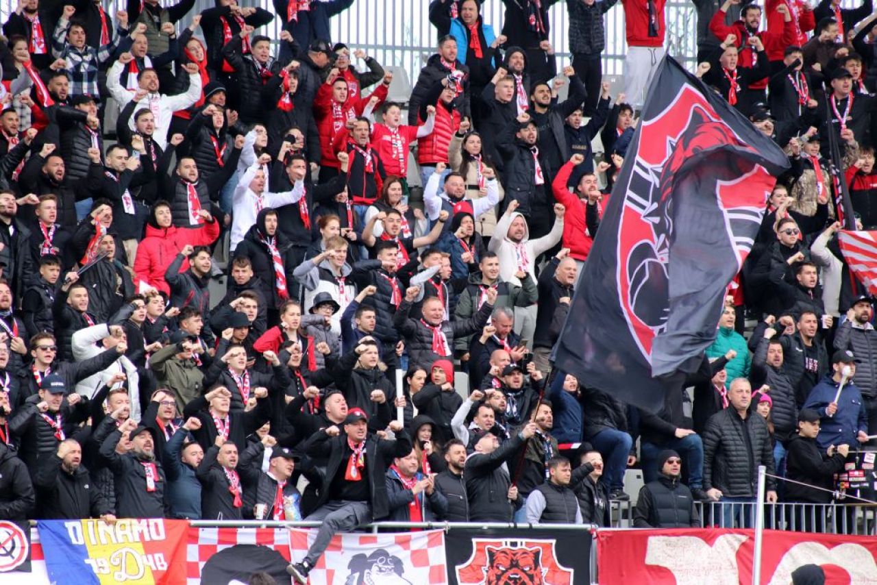 Dinamo - Poli Timișoara 1-1 și ”câinii” lui Ovidiu Burcă sunt în play-off după un thriller pe ”Arcul de Triumf”! Fanii au aruncat cu scaune pe teren_15