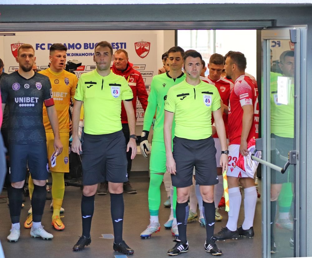 Dinamo - Poli Timișoara 1-1 și ”câinii” lui Ovidiu Burcă sunt în play-off după un thriller pe ”Arcul de Triumf”! Fanii au aruncat cu scaune pe teren_26