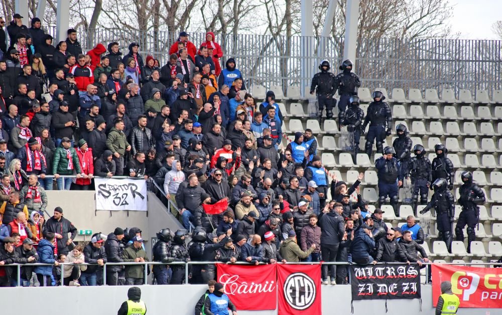 Dinamo - Poli Timișoara 1-1 și ”câinii” lui Ovidiu Burcă sunt în play-off după un thriller pe ”Arcul de Triumf”! Fanii au aruncat cu scaune pe teren_27