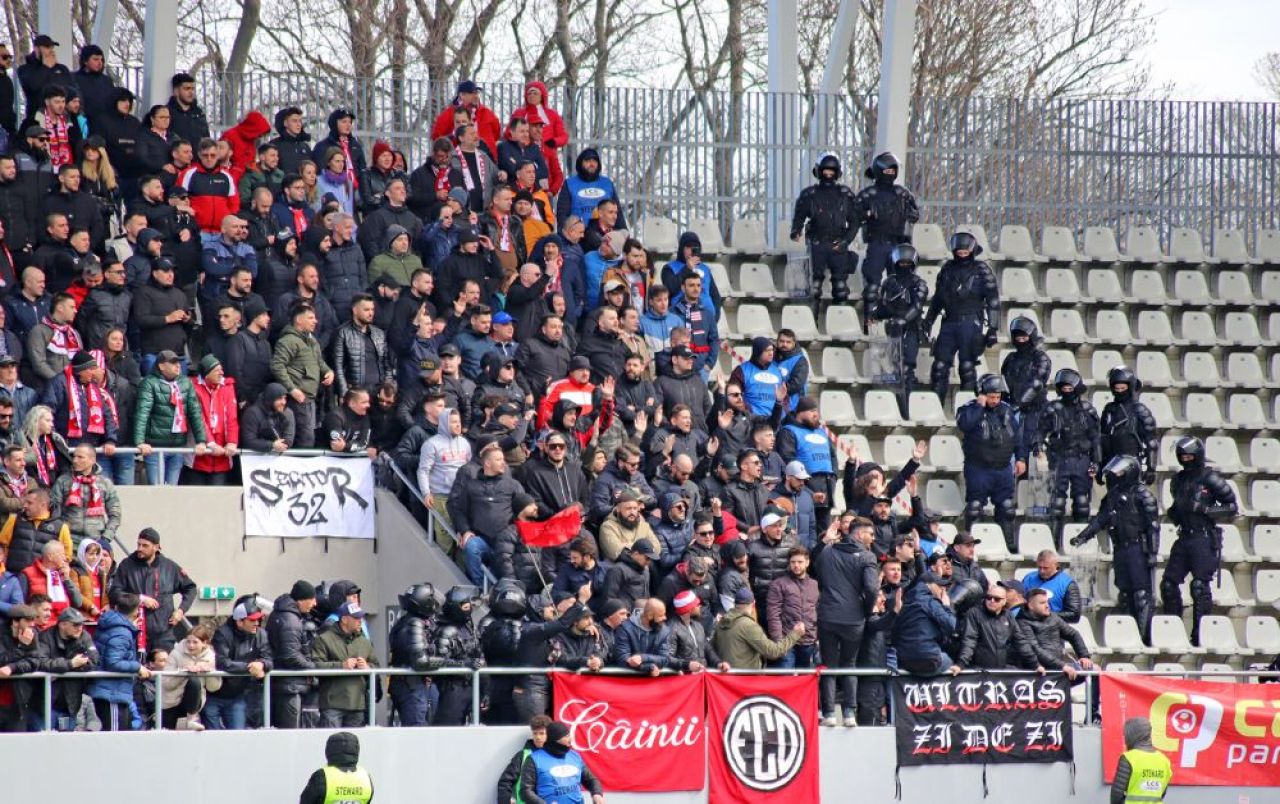 Dinamo - Poli Timișoara 1-1 și ”câinii” lui Ovidiu Burcă sunt în play-off după un thriller pe ”Arcul de Triumf”! Fanii au aruncat cu scaune pe teren_27