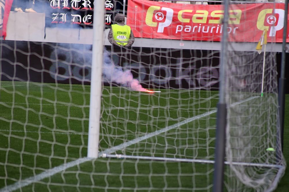 Dinamo - Poli Timișoara 1-1 și ”câinii” lui Ovidiu Burcă sunt în play-off după un thriller pe ”Arcul de Triumf”! Fanii au aruncat cu scaune pe teren_30