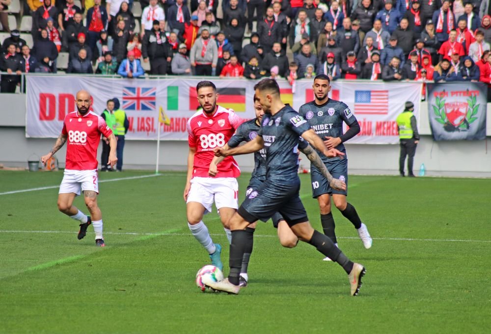 Dinamo - Poli Timișoara 1-1 și ”câinii” lui Ovidiu Burcă sunt în play-off după un thriller pe ”Arcul de Triumf”! Fanii au aruncat cu scaune pe teren_31