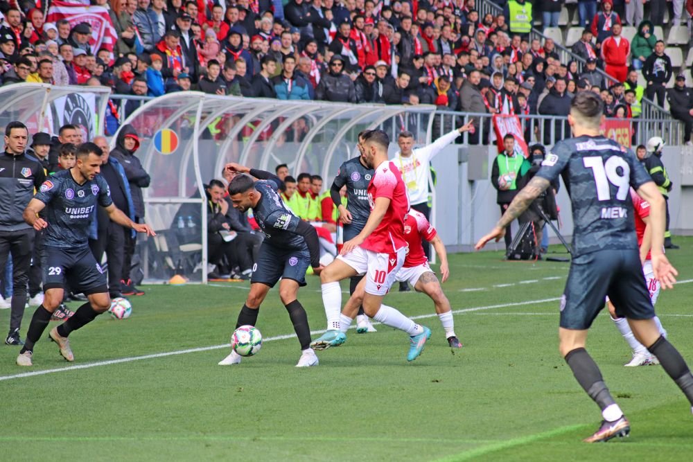 Dinamo - Poli Timișoara 1-1 și ”câinii” lui Ovidiu Burcă sunt în play-off după un thriller pe ”Arcul de Triumf”! Fanii au aruncat cu scaune pe teren_32