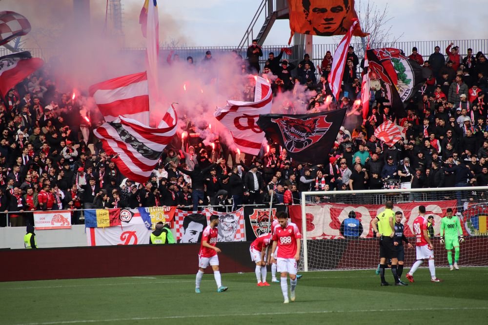 Dinamo - Poli Timișoara 1-1 și ”câinii” lui Ovidiu Burcă sunt în play-off după un thriller pe ”Arcul de Triumf”! Fanii au aruncat cu scaune pe teren_33