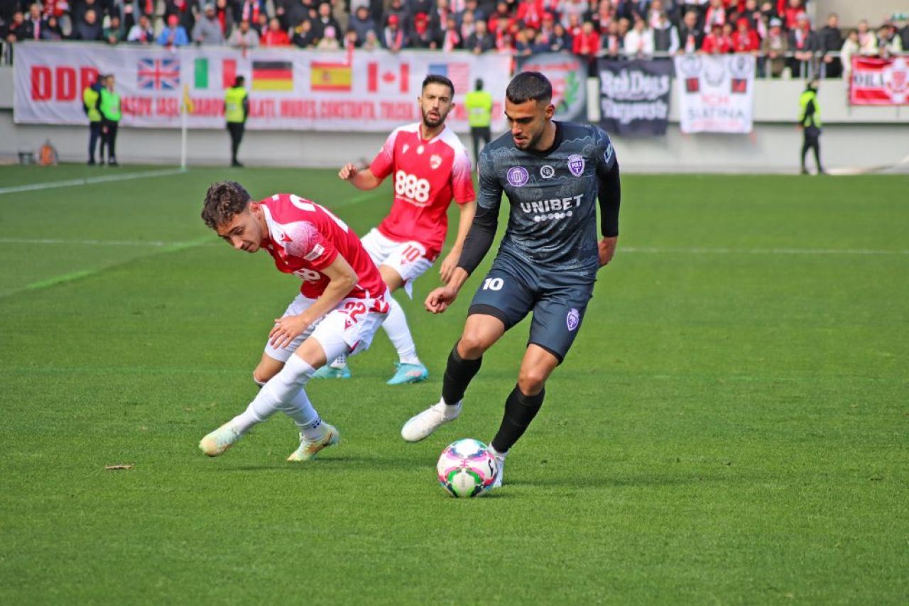 Dinamo - Poli Timișoara 1-1 și ”câinii” lui Ovidiu Burcă sunt în play-off după un thriller pe ”Arcul de Triumf”! Fanii au aruncat cu scaune pe teren_36