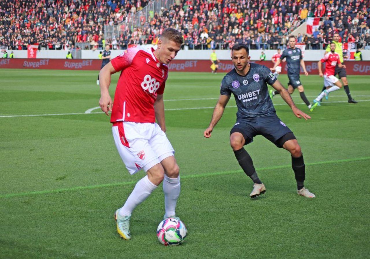 Dinamo - Poli Timișoara 1-1 și ”câinii” lui Ovidiu Burcă sunt în play-off după un thriller pe ”Arcul de Triumf”! Fanii au aruncat cu scaune pe teren_37