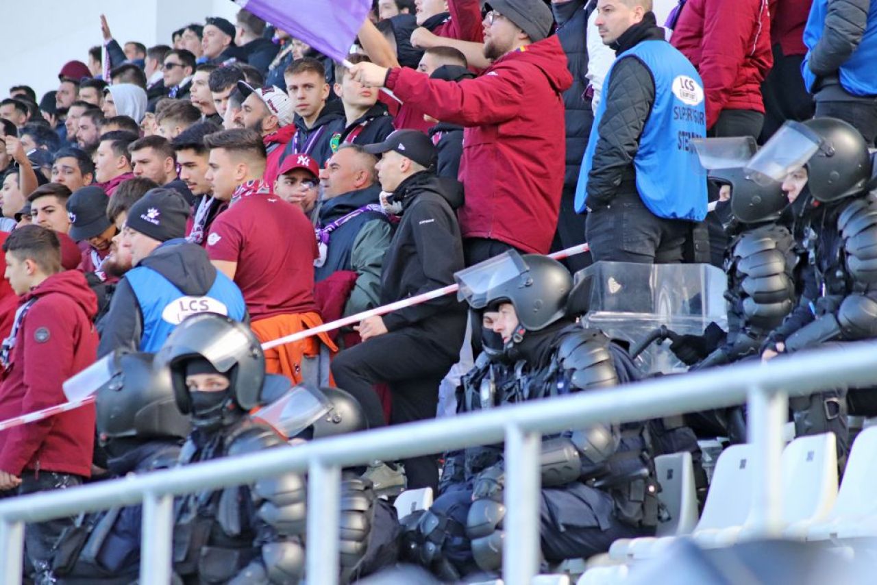 Dinamo - Poli Timișoara 1-1 și ”câinii” lui Ovidiu Burcă sunt în play-off după un thriller pe ”Arcul de Triumf”! Fanii au aruncat cu scaune pe teren_38
