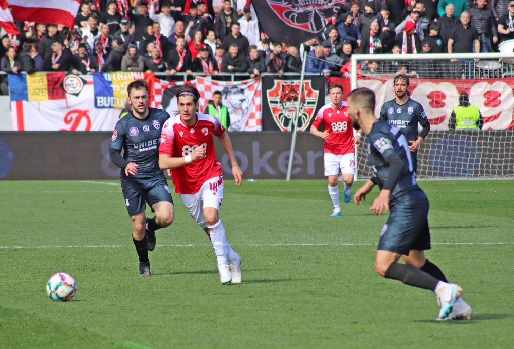 Dinamo - Poli Timișoara 1-1 și ”câinii” lui Ovidiu Burcă sunt în play-off după un thriller pe ”Arcul de Triumf”! Fanii au aruncat cu scaune pe teren_40