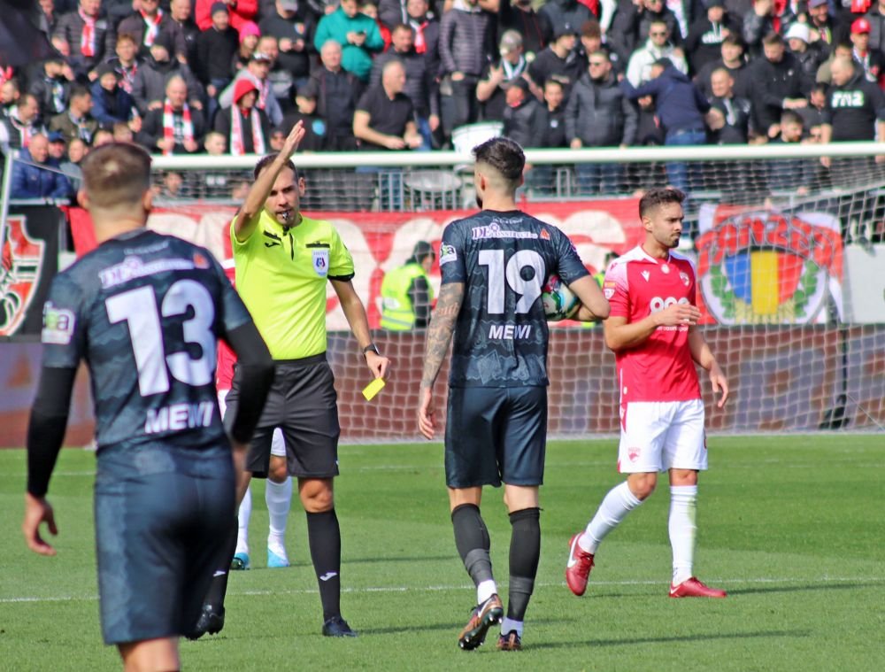 Dinamo - Poli Timișoara 1-1 și ”câinii” lui Ovidiu Burcă sunt în play-off după un thriller pe ”Arcul de Triumf”! Fanii au aruncat cu scaune pe teren_41