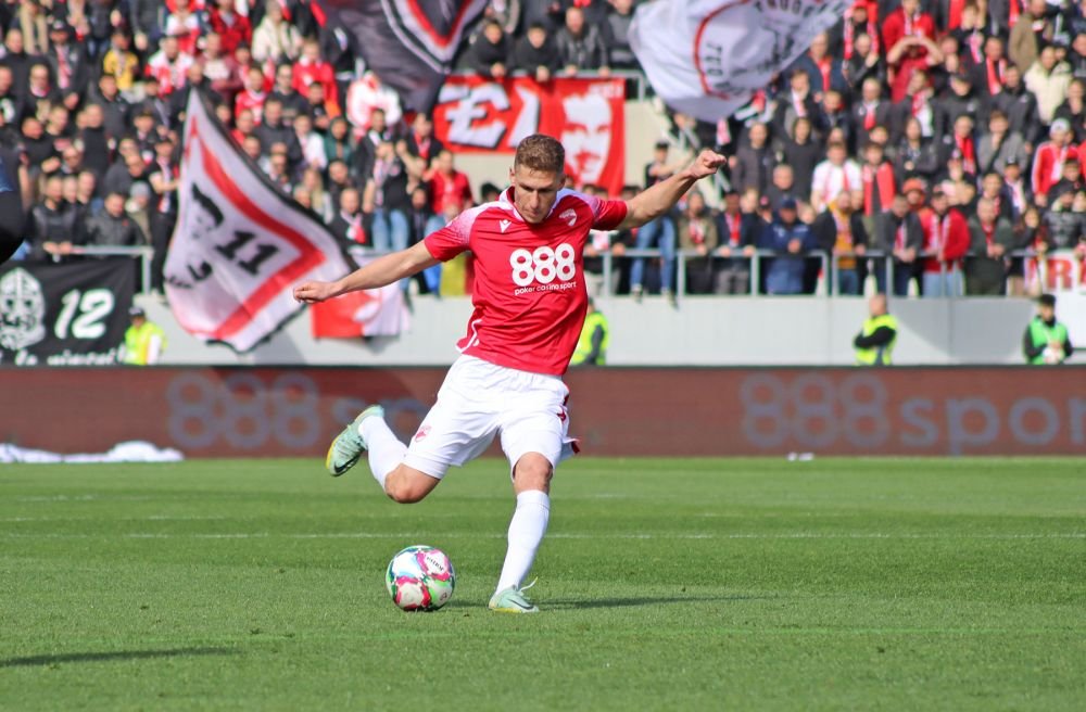 Dinamo - Poli Timișoara 1-1 și ”câinii” lui Ovidiu Burcă sunt în play-off după un thriller pe ”Arcul de Triumf”! Fanii au aruncat cu scaune pe teren_44
