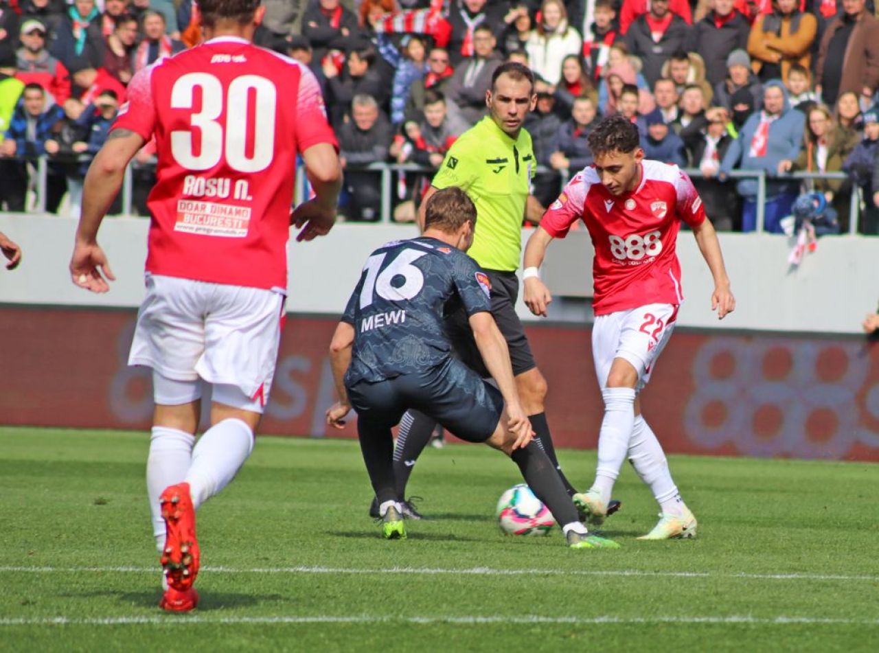 Dinamo - Poli Timișoara 1-1 și ”câinii” lui Ovidiu Burcă sunt în play-off după un thriller pe ”Arcul de Triumf”! Fanii au aruncat cu scaune pe teren_45