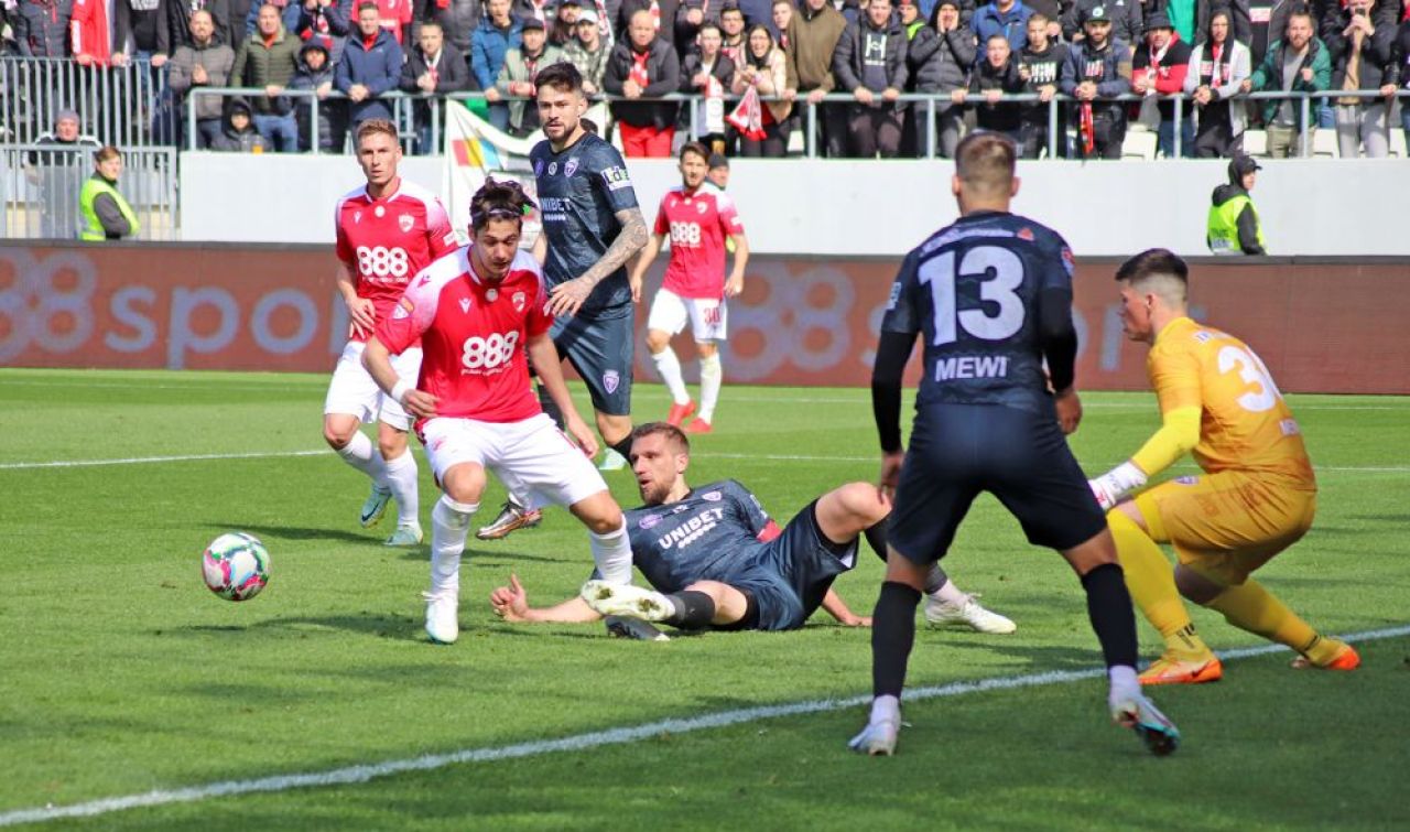 Dinamo - Poli Timișoara 1-1 și ”câinii” lui Ovidiu Burcă sunt în play-off după un thriller pe ”Arcul de Triumf”! Fanii au aruncat cu scaune pe teren_46