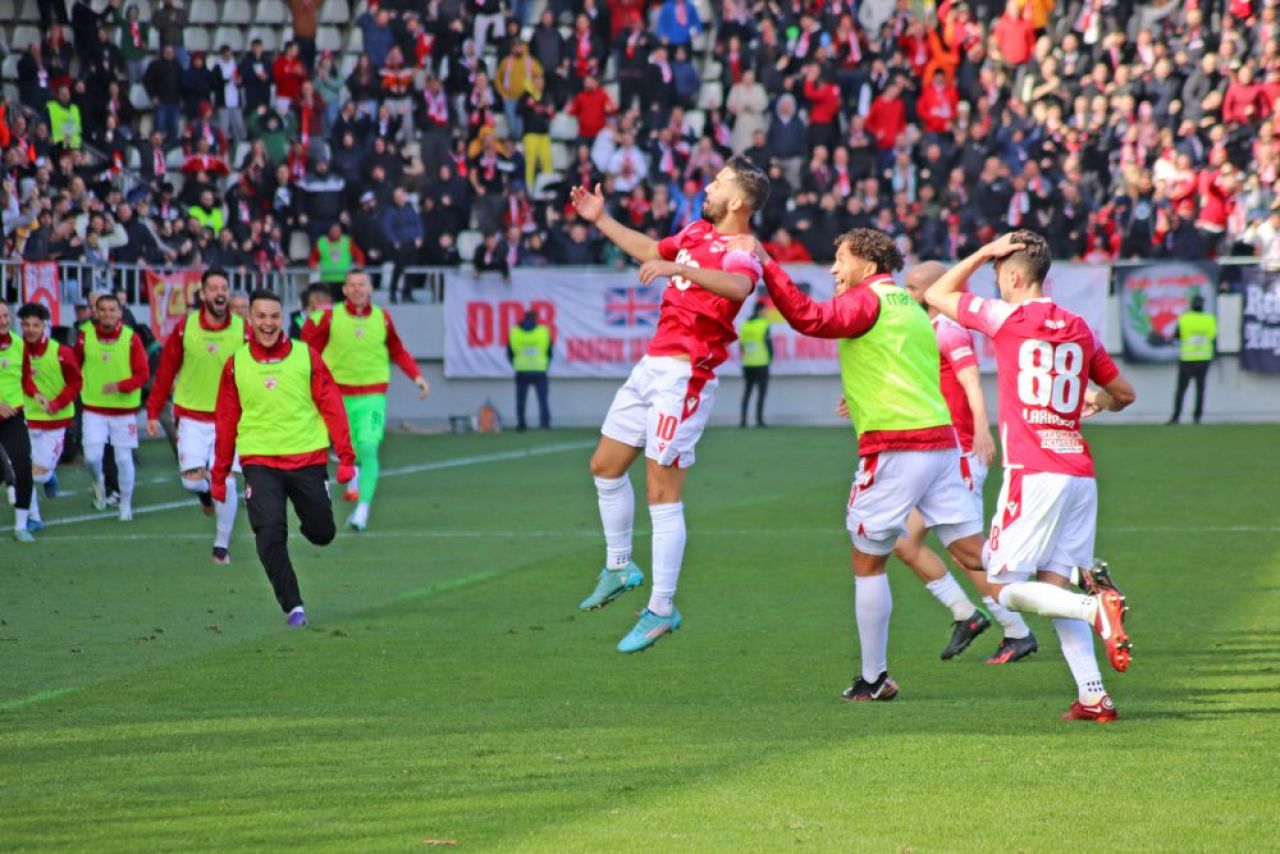 Dinamo - Poli Timișoara 1-1 și ”câinii” lui Ovidiu Burcă sunt în play-off după un thriller pe ”Arcul de Triumf”! Fanii au aruncat cu scaune pe teren_48