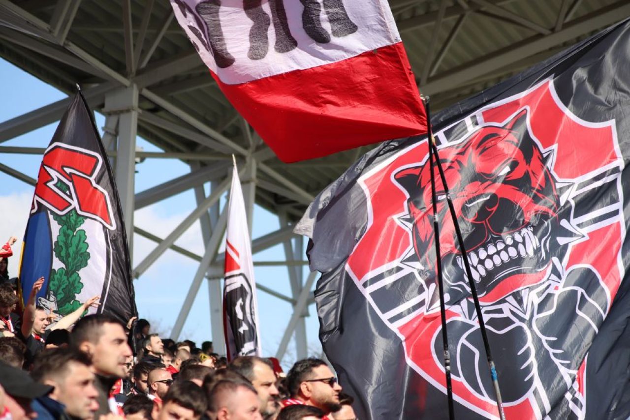 Dinamo - Poli Timișoara 1-1 și ”câinii” lui Ovidiu Burcă sunt în play-off după un thriller pe ”Arcul de Triumf”! Fanii au aruncat cu scaune pe teren_56