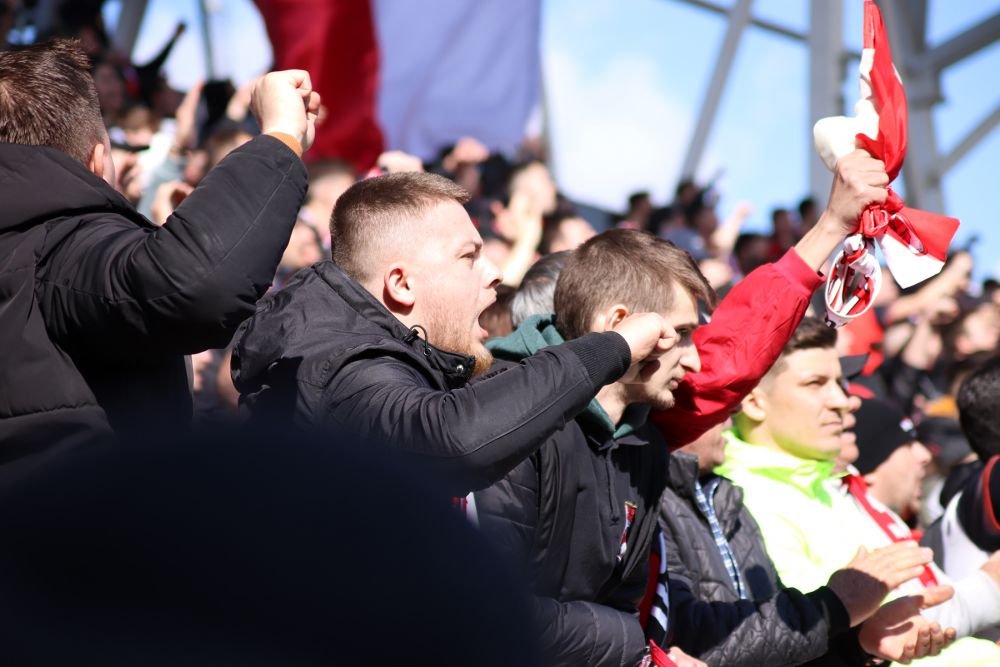 Dinamo - Poli Timișoara 1-1 și ”câinii” lui Ovidiu Burcă sunt în play-off după un thriller pe ”Arcul de Triumf”! Fanii au aruncat cu scaune pe teren_57