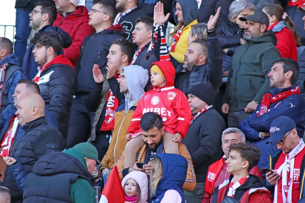 Dinamo - Poli Timișoara 1-1 și ”câinii” lui Ovidiu Burcă sunt în play-off după un thriller pe ”Arcul de Triumf”! Fanii au aruncat cu scaune pe teren_58