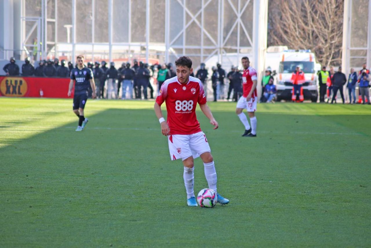 Dinamo - Poli Timișoara 1-1 și ”câinii” lui Ovidiu Burcă sunt în play-off după un thriller pe ”Arcul de Triumf”! Fanii au aruncat cu scaune pe teren_60