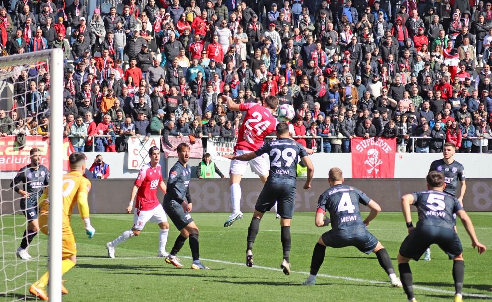 Dinamo - Poli Timișoara 1-1 și ”câinii” lui Ovidiu Burcă sunt în play-off după un thriller pe ”Arcul de Triumf”! Fanii au aruncat cu scaune pe teren_61