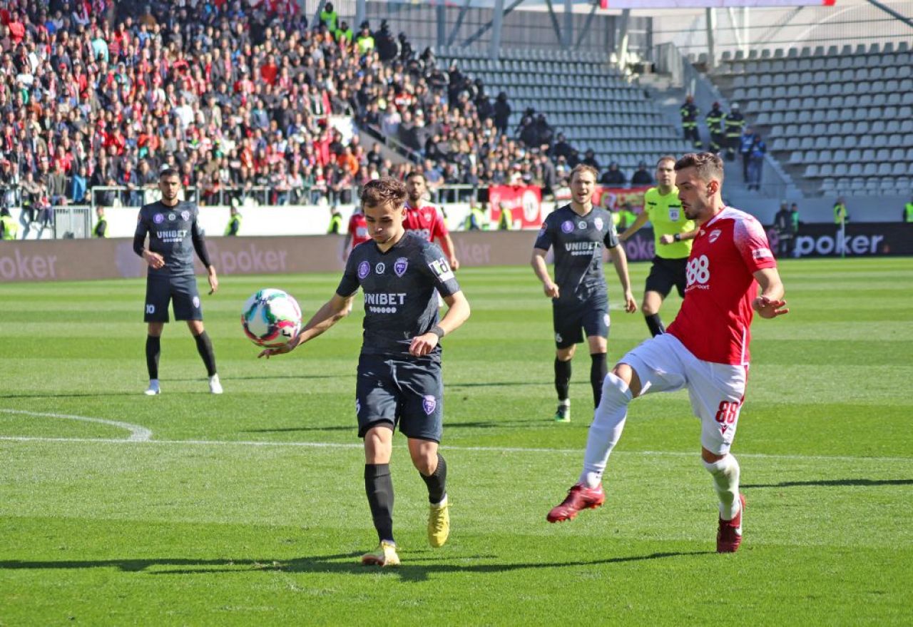 Dinamo - Poli Timișoara 1-1 și ”câinii” lui Ovidiu Burcă sunt în play-off după un thriller pe ”Arcul de Triumf”! Fanii au aruncat cu scaune pe teren_62