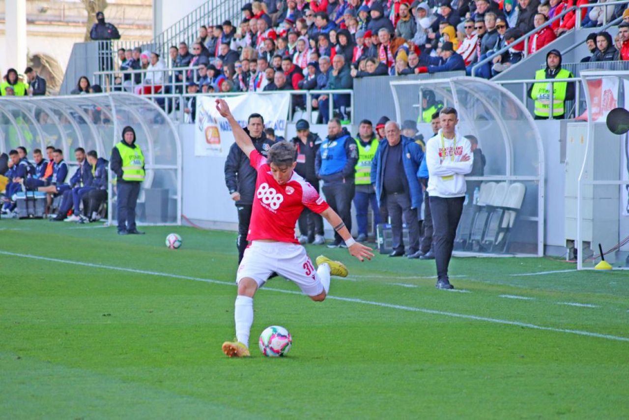 Dinamo - Poli Timișoara 1-1 și ”câinii” lui Ovidiu Burcă sunt în play-off după un thriller pe ”Arcul de Triumf”! Fanii au aruncat cu scaune pe teren_64