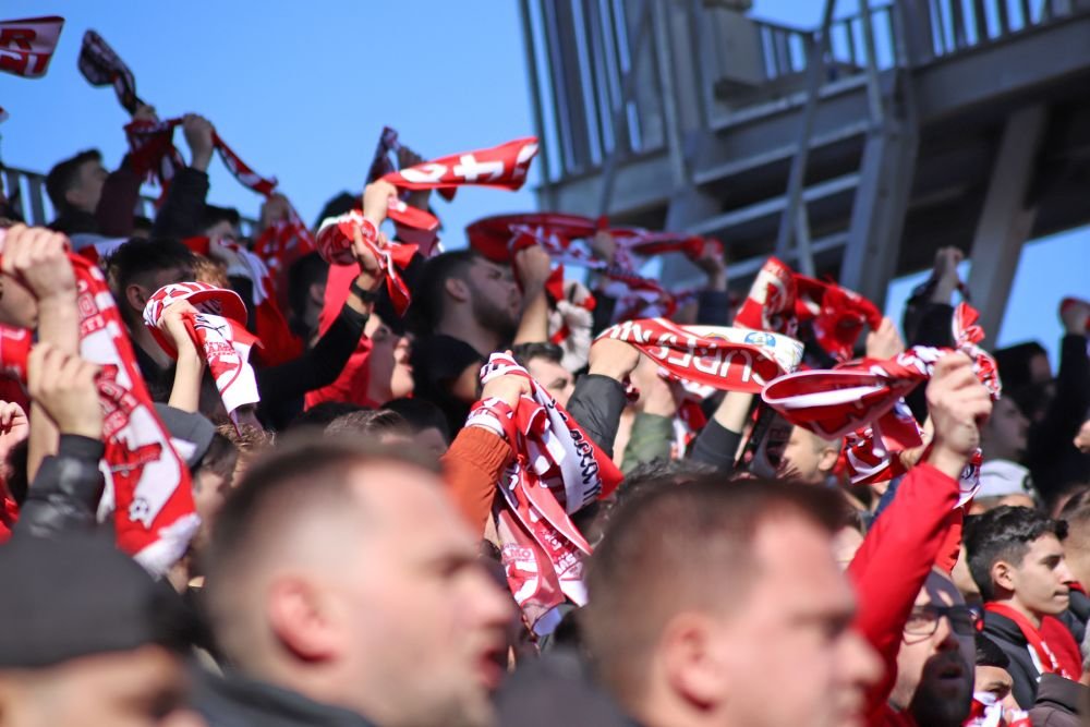Dinamo - Poli Timișoara 1-1 și ”câinii” lui Ovidiu Burcă sunt în play-off după un thriller pe ”Arcul de Triumf”! Fanii au aruncat cu scaune pe teren_67