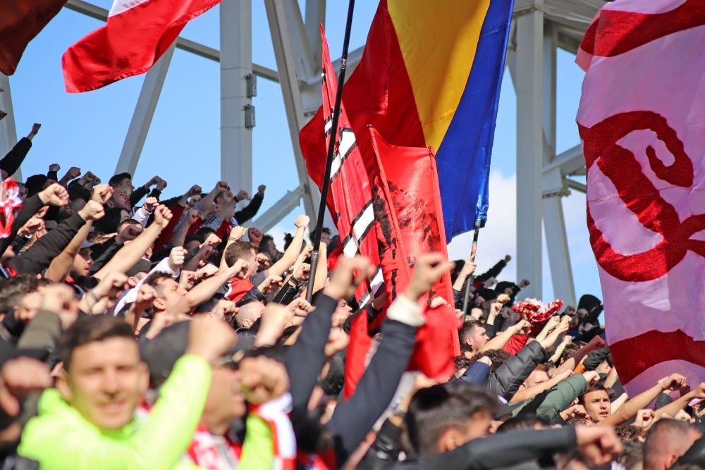 Dinamo - Poli Timișoara 1-1 și ”câinii” lui Ovidiu Burcă sunt în play-off după un thriller pe ”Arcul de Triumf”! Fanii au aruncat cu scaune pe teren_68