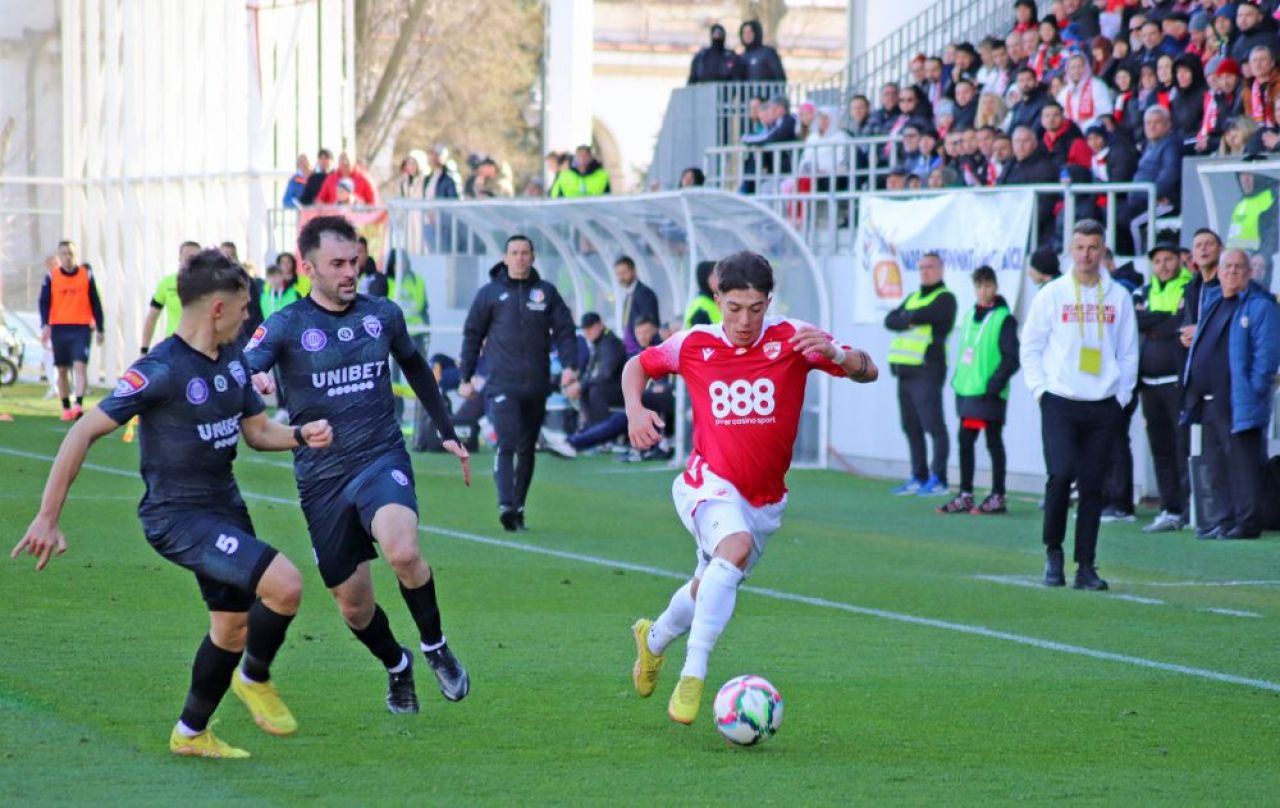 Dinamo - Poli Timișoara 1-1 și ”câinii” lui Ovidiu Burcă sunt în play-off după un thriller pe ”Arcul de Triumf”! Fanii au aruncat cu scaune pe teren_71