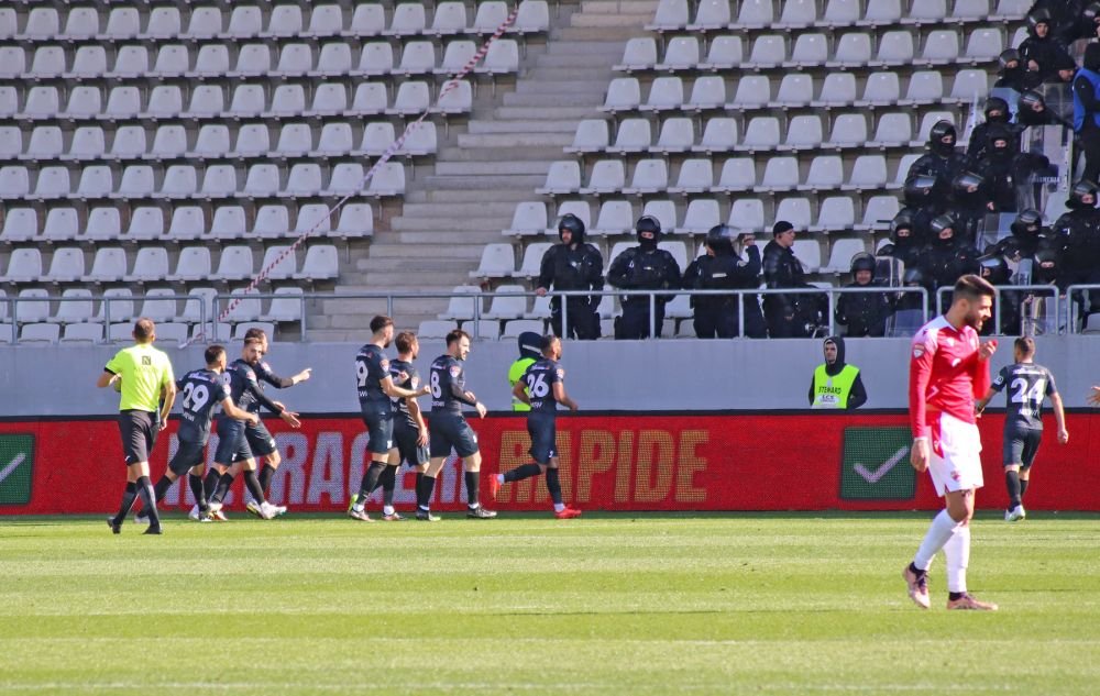 Dinamo - Poli Timișoara 1-1 și ”câinii” lui Ovidiu Burcă sunt în play-off după un thriller pe ”Arcul de Triumf”! Fanii au aruncat cu scaune pe teren_73