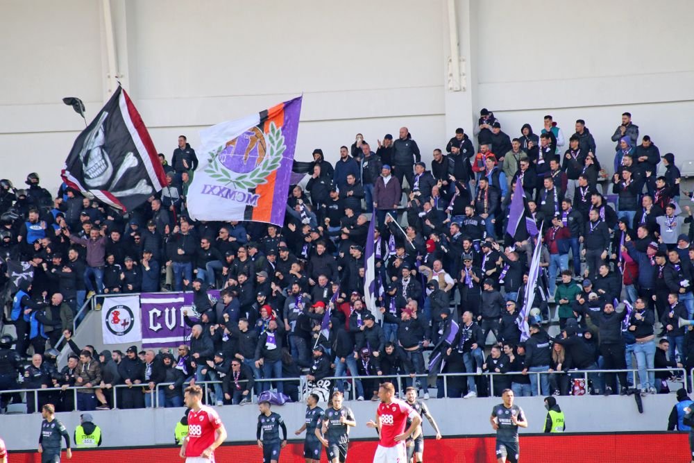 Dinamo - Poli Timișoara 1-1 și ”câinii” lui Ovidiu Burcă sunt în play-off după un thriller pe ”Arcul de Triumf”! Fanii au aruncat cu scaune pe teren_74