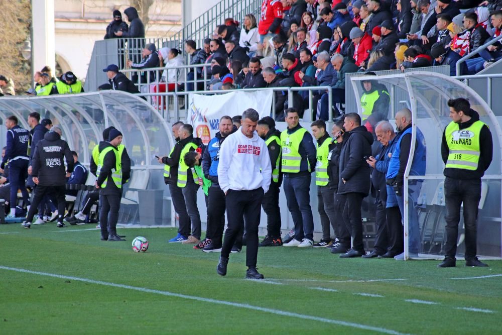 Dinamo - Poli Timișoara 1-1 și ”câinii” lui Ovidiu Burcă sunt în play-off după un thriller pe ”Arcul de Triumf”! Fanii au aruncat cu scaune pe teren_75