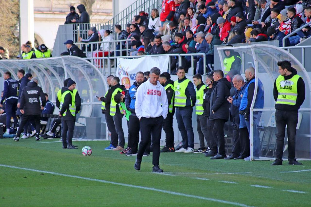 Dinamo - Poli Timișoara 1-1 și ”câinii” lui Ovidiu Burcă sunt în play-off după un thriller pe ”Arcul de Triumf”! Fanii au aruncat cu scaune pe teren_75