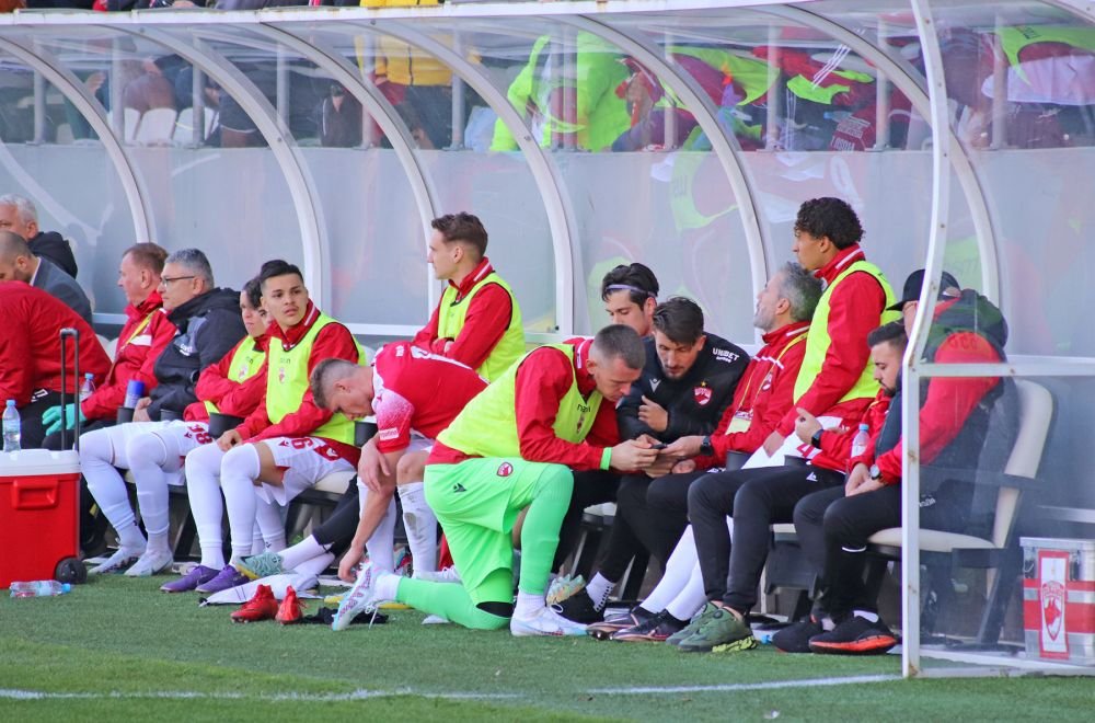 Dinamo - Poli Timișoara 1-1 și ”câinii” lui Ovidiu Burcă sunt în play-off după un thriller pe ”Arcul de Triumf”! Fanii au aruncat cu scaune pe teren_76