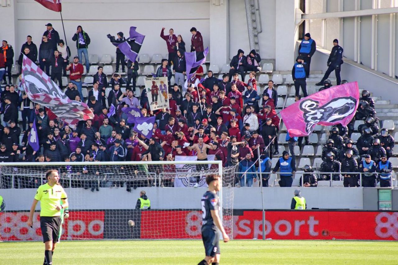 Dinamo - Poli Timișoara 1-1 și ”câinii” lui Ovidiu Burcă sunt în play-off după un thriller pe ”Arcul de Triumf”! Fanii au aruncat cu scaune pe teren_77