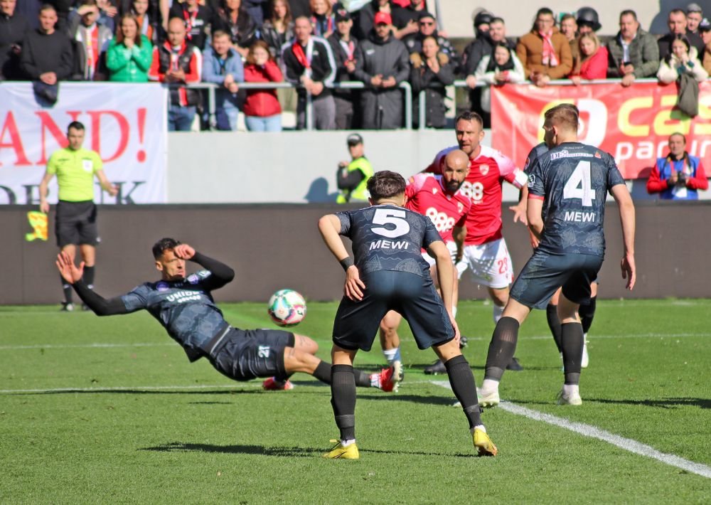 Dinamo - Poli Timișoara 1-1 și ”câinii” lui Ovidiu Burcă sunt în play-off după un thriller pe ”Arcul de Triumf”! Fanii au aruncat cu scaune pe teren_79