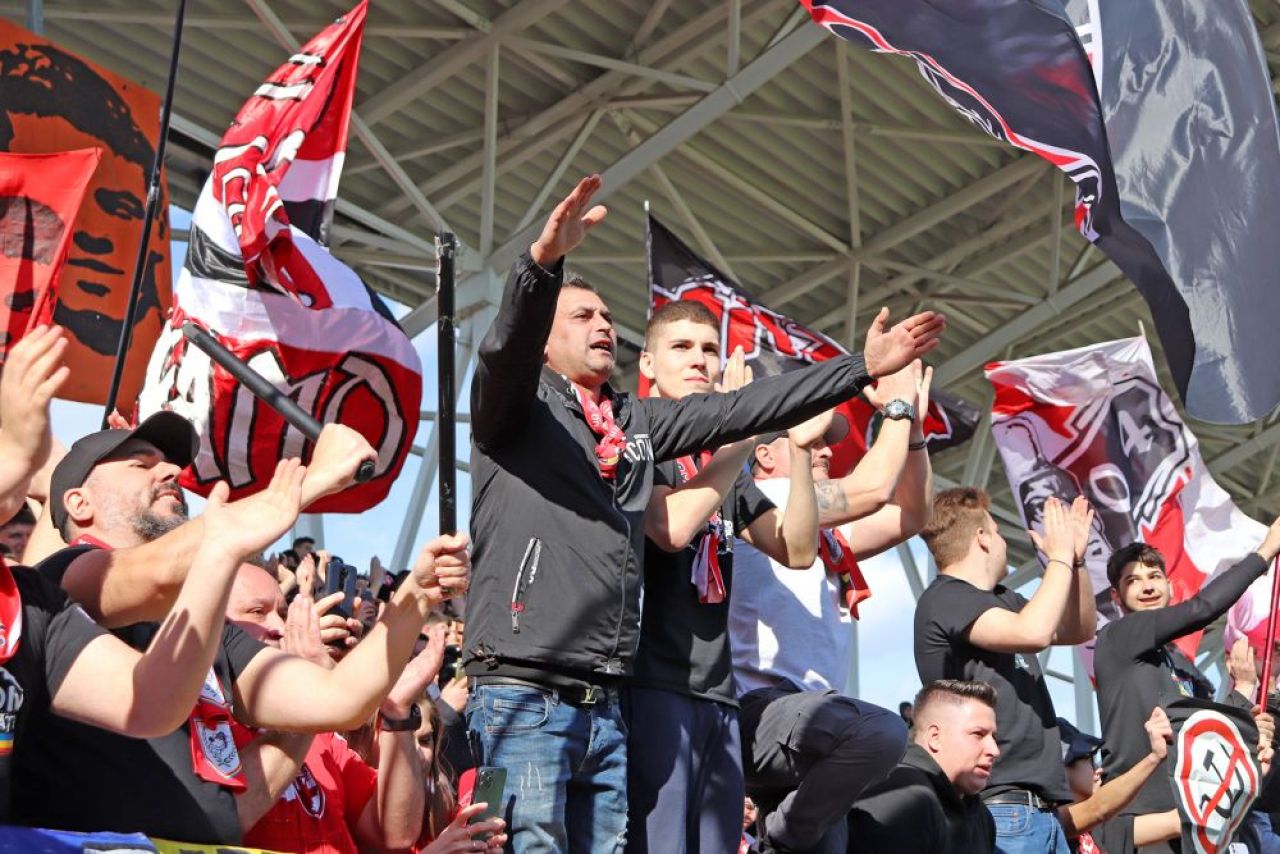 Dinamo - Poli Timișoara 1-1 și ”câinii” lui Ovidiu Burcă sunt în play-off după un thriller pe ”Arcul de Triumf”! Fanii au aruncat cu scaune pe teren_82