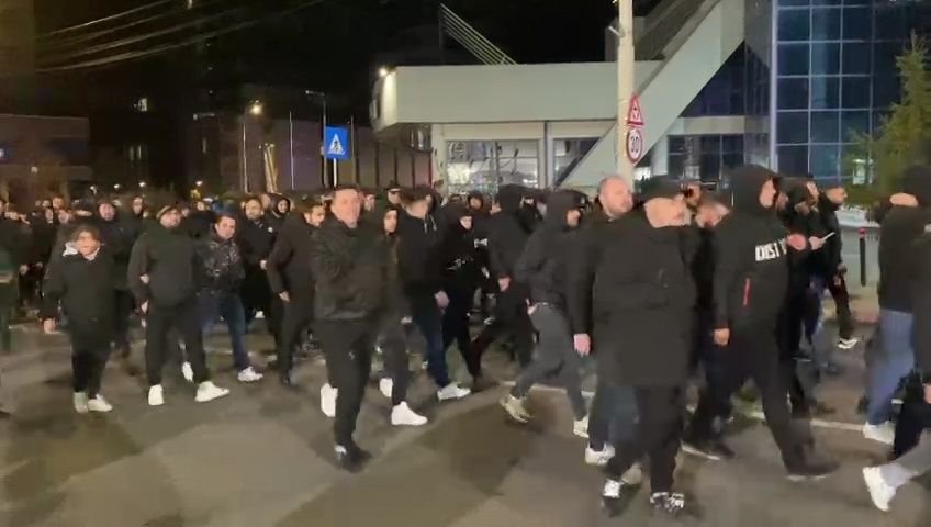 Fanii lui FC U Craiova au luat cu asalt Sibiul, chiar dacă sunt interziși!