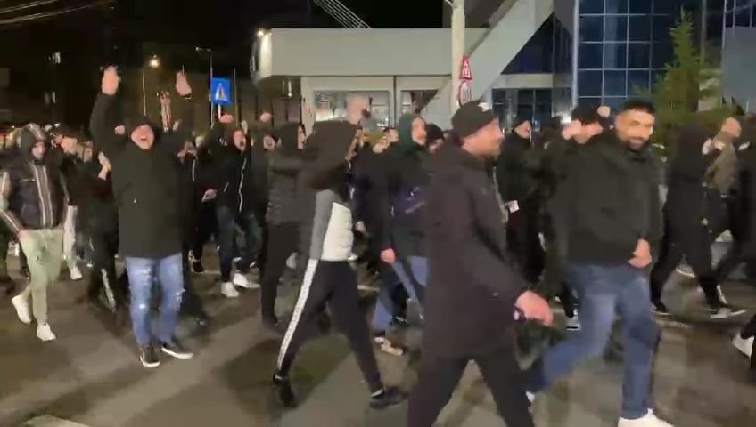 Fanii lui FC U Craiova au luat cu asalt Sibiul, chiar dacă sunt interziși!_7