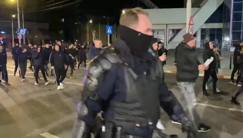 Fanii lui FC U Craiova au luat cu asalt Sibiul, chiar dacă sunt interziși!_10