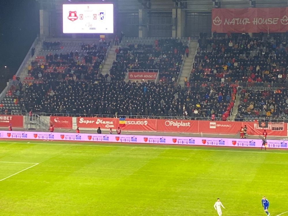 Interdicție pentru cine? Ce au făcut fanii lui FC U Craiova la meciul cu Hermannstadt_4