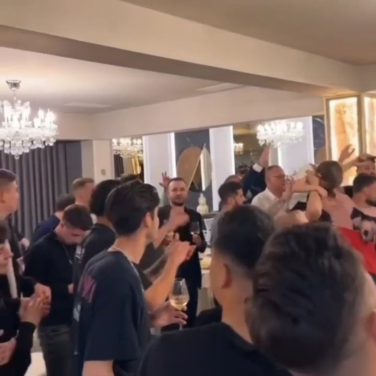 Dinamo a sărbătorit calificarea în play-off cu lăutari și înjurături la adresa Stelei: